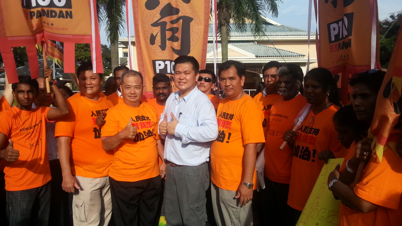 Allan Tan with Ong Tee Keat supporters