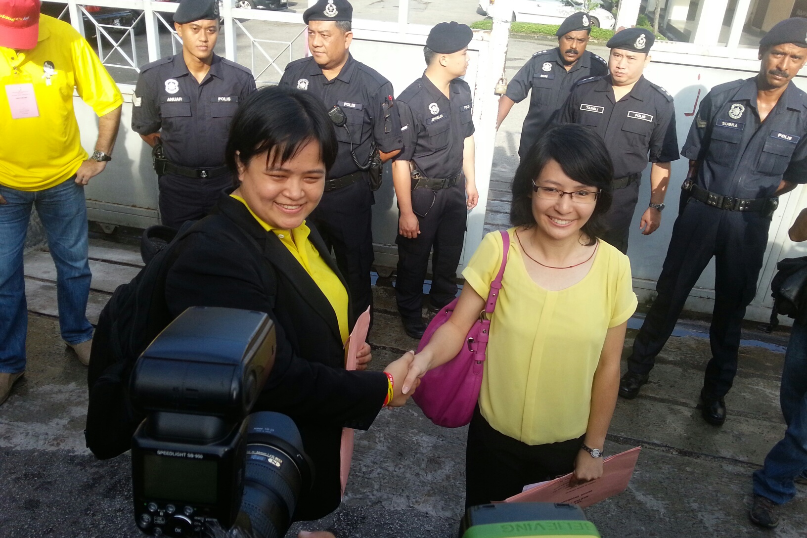 Tiew Way Keng shakes Jenice Lee's hand