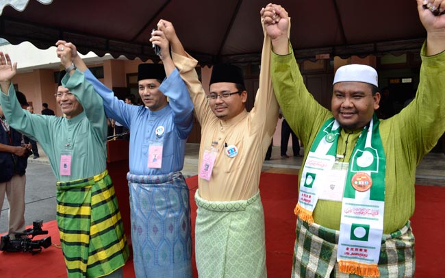 Azmin Ali (tengah) bersama calon Pakatan Rakyat yang lain bagi kerusi DUN di bawah kawasan Parlimen Gombak.