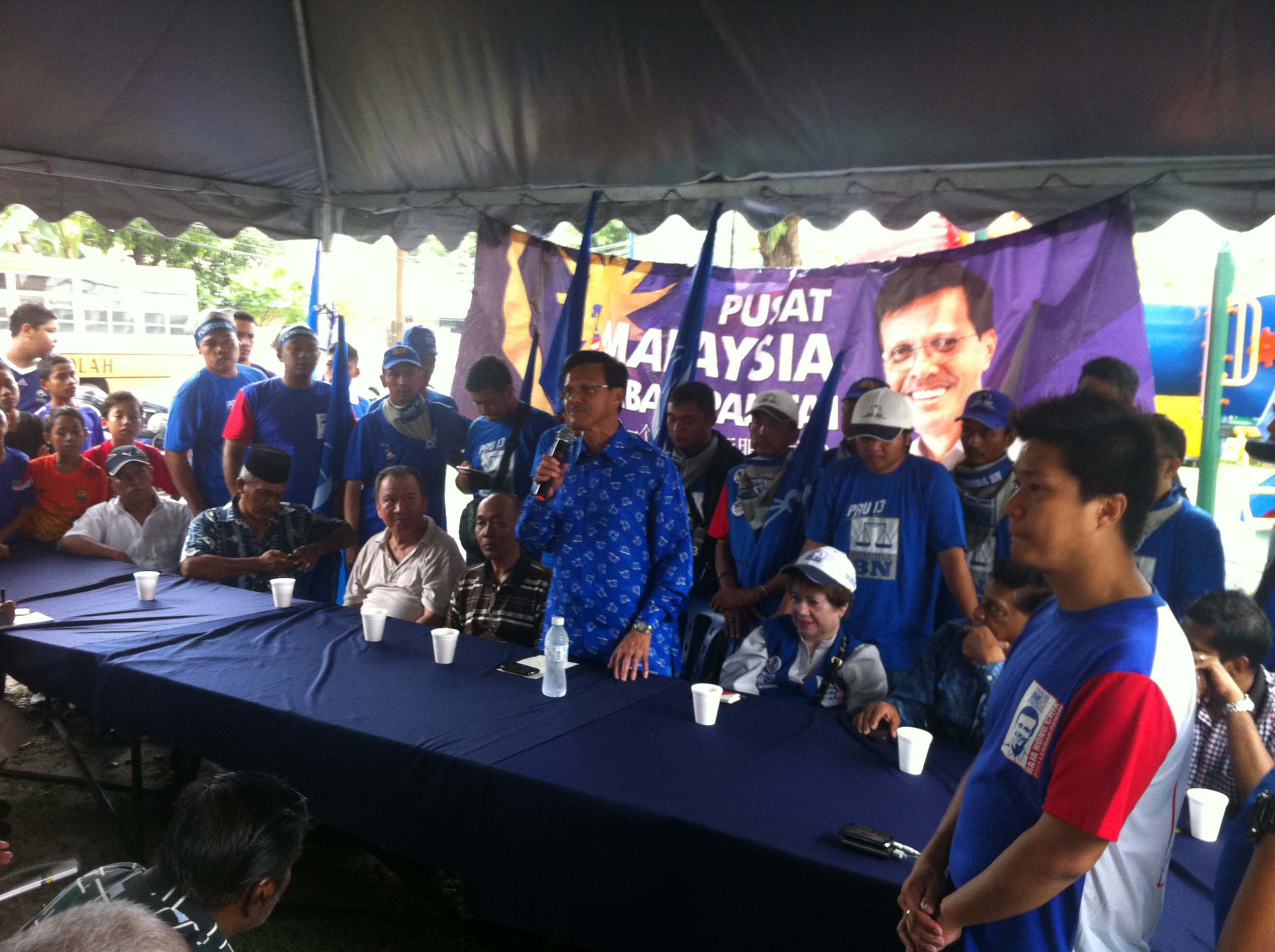 Datuk Raja Nong Chik campaigning