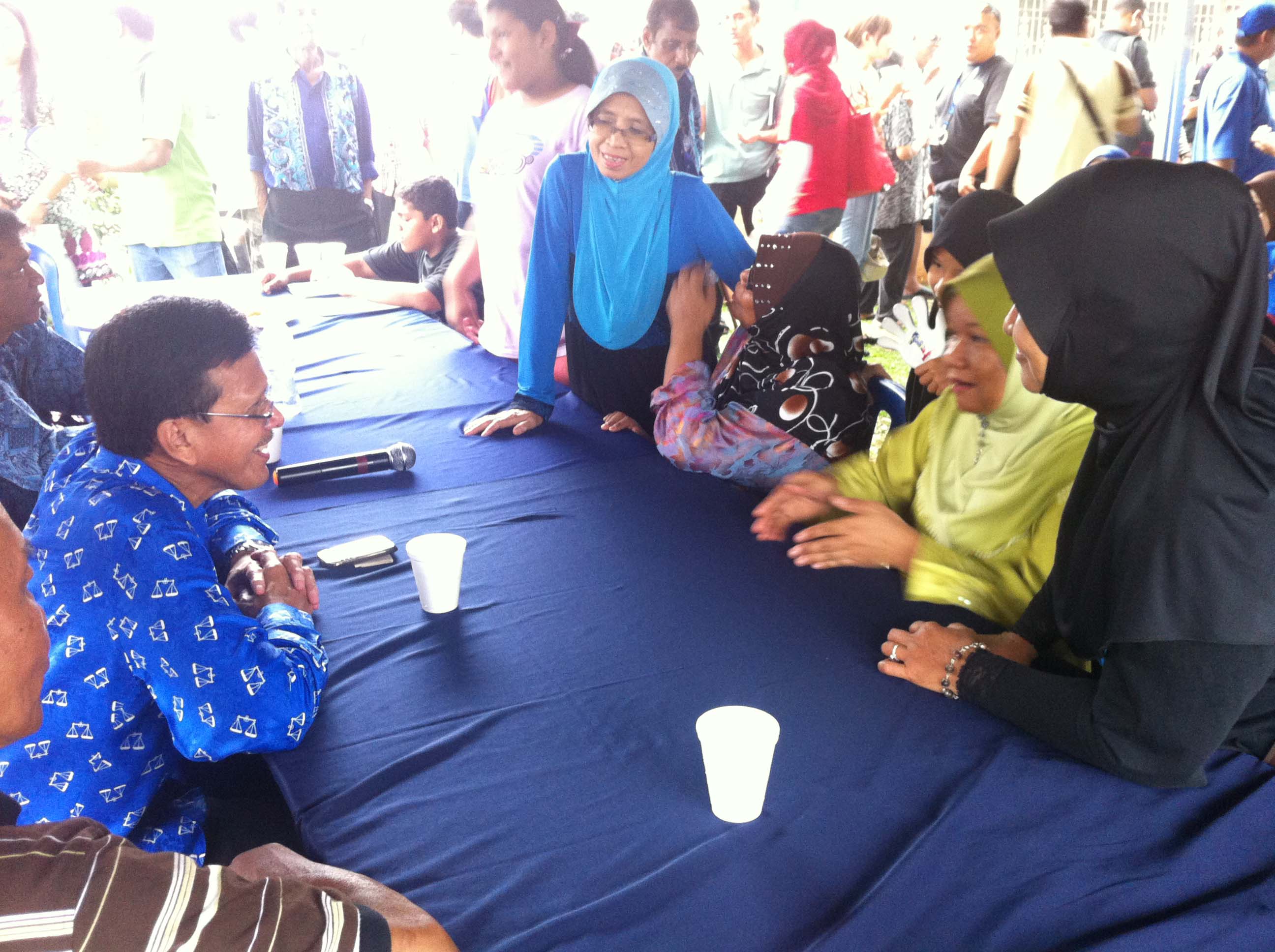 Datuk Raja Nong Chik campaigning