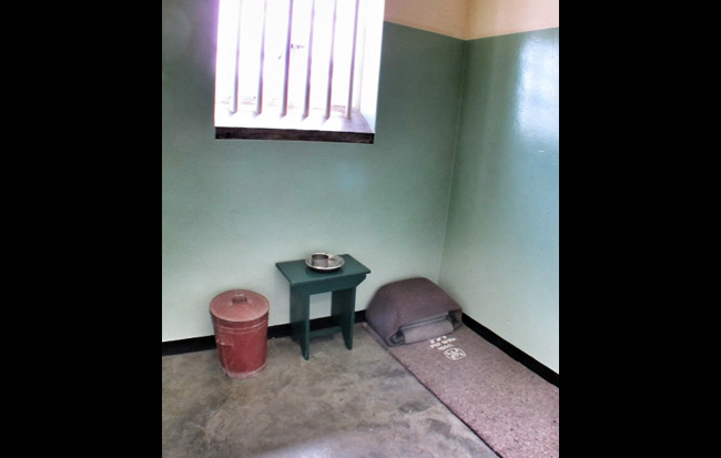 Cuma selimut nipis yang menjadi alas