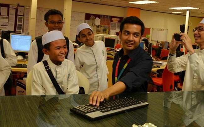 Wartawan Syafique Syuib bersama pelajar-pelajar Maahad Tahfiz Yayasan Sofa, Negeri Sembilan