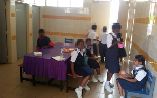 eating in changing room