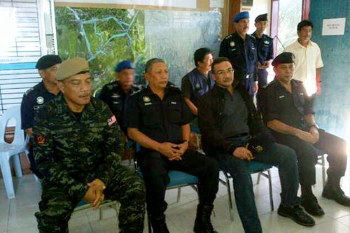 Menteri Dalam Negeri, Datuk Seri Hishammuddin Hussein dan Ketua Polis Negara, Tan Sri Ismail Omar mendengar taklimat Ops Sulu di Kota Kinabalu.