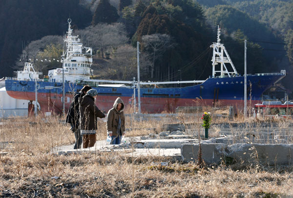 Kapal nelayan yang masih tersadai di pesisir pantai Jepun