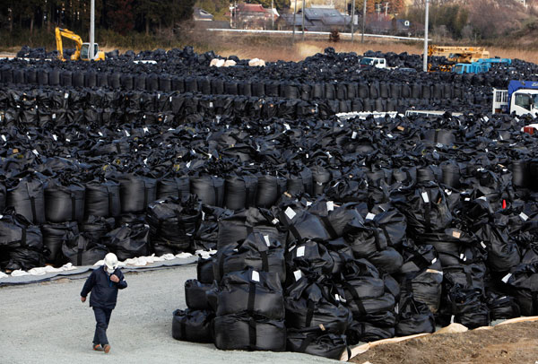 Longgokan sampah sisa bencana tsunami yang masih belum dibersihkan