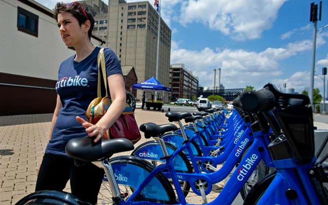 Berbasikal di tengah kota
