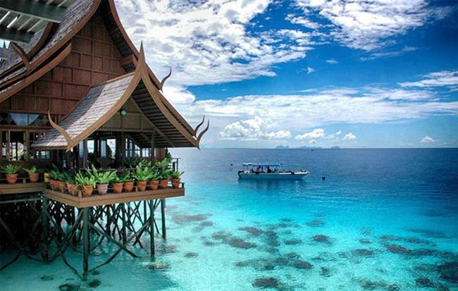 Salah sebuah resort di Pulau Mabul