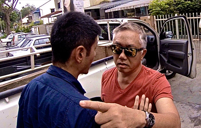 (By Lee Ali) Caption: Notorious wildlife smuggler, Anson Wong tries to prevent a 101 East crew from filming him during an encounter in Penang, Malaysia.