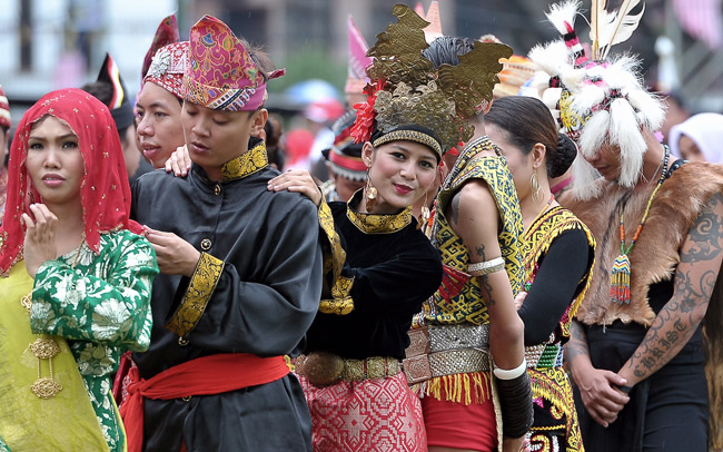 Gelagat para peserta yang berpakaian tradisional ketika raptai penuh Istiadat Perbarisan dan Rapat Raksaksa sempena sambutan Jubli Emas 50 Tahun Sarawak Merdeka Dalam Malaysia di Padang Merdeka di Kuching pada 13 Sept. 2013. -- Foto Bernama