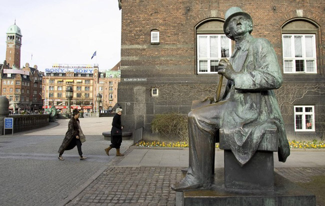 Patung Hans Christian Andersen di tengah Copenhagen, Denmark. — Foto AFP/ Ola Torkelsson