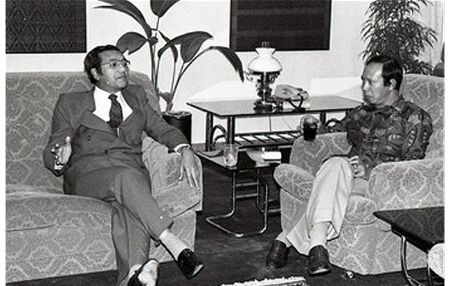 Dr. Mahathir Mohamad dan Musa Hitam semasa kedua-duanya jadi Perdana Menteri dan Timbalan Perdana Menteri.