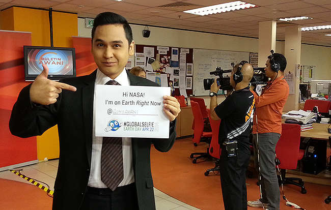 Hans Yusof bersama kad #GlobalSelfies