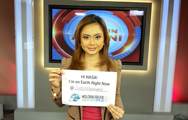 Marisa Sahari bersama kad #GlobalSelfies