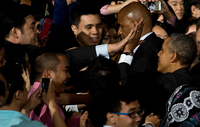Presiden Barack Obama beramah mesra dengan pemimpin muda Asia Tenggara selepas sesi dialog di Universiti Malaya pada Ahad.