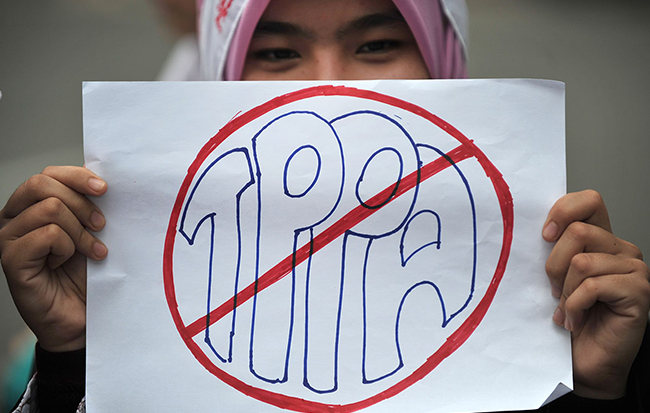 Protes anti TPPA di perkarangan pintu masuk Universiti Malaya