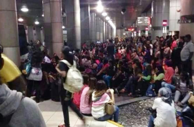 Ribuan pekerja kilang berjalan kaki memasuki Singapura ke kilang masing-masing bermula jam 8 pagi.