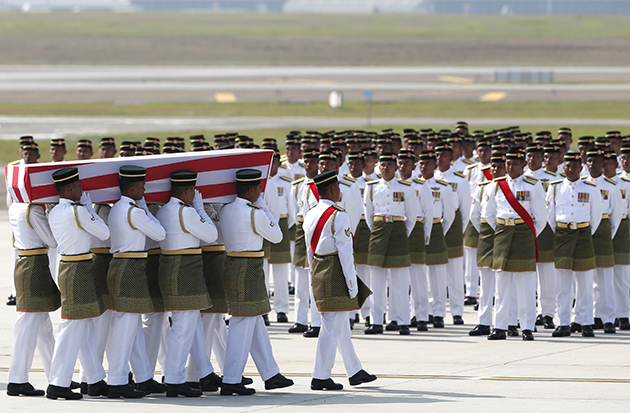 Anggota Rejimen Askar Melayu DiRaja mengusung keranda mangsa nahas pesawat ketika Istiadat Penghormatan Jenazah Tragedi MH17 berlangsung di KLIA. -AWANI / SHAHIR OMAR