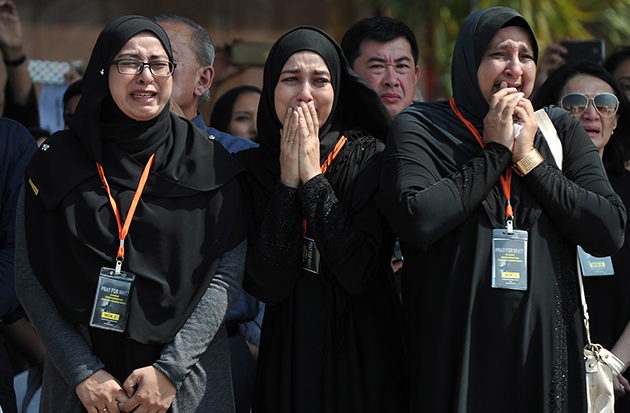 Reaksi rakan dan keluarga ketika ketibaan pesawat khas yang membawa jenazah mangsa tragedi MH17 di KLIA. -AWANI / SHAHIR OMAR
