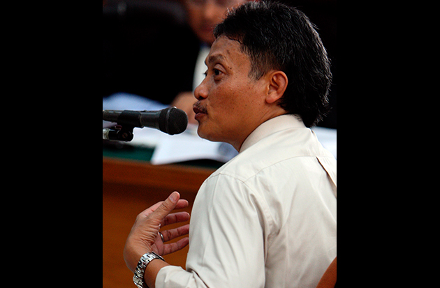 Bekas timbalan ketua risikan Indonesia, Muchdi Purwopranjono (tengah) dikelilingi oleh penyokongnya semasa beliau meninggalkan mahkamah selepas perbicaraan kesnya pada 31 Disember 2008, di Jakarta.-- EPA/MAST IRHAM