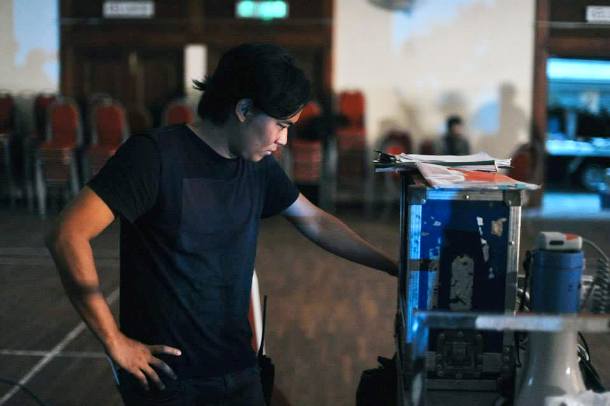 Pengarah pemenang anugerah Pengarah Terbaik FFM, Nik Amir Mustapha tekun menyiapkan filemnya.