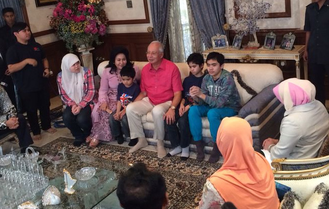 AishahAzizul Raheem, Ammar, Adam and Arif with Najib