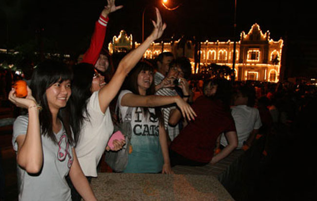 Oranges thrown into the sea