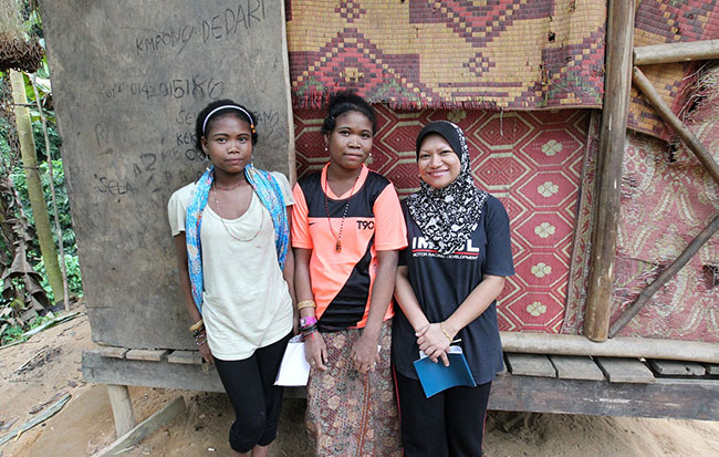 Azlinariah bersama orang asli Batek
