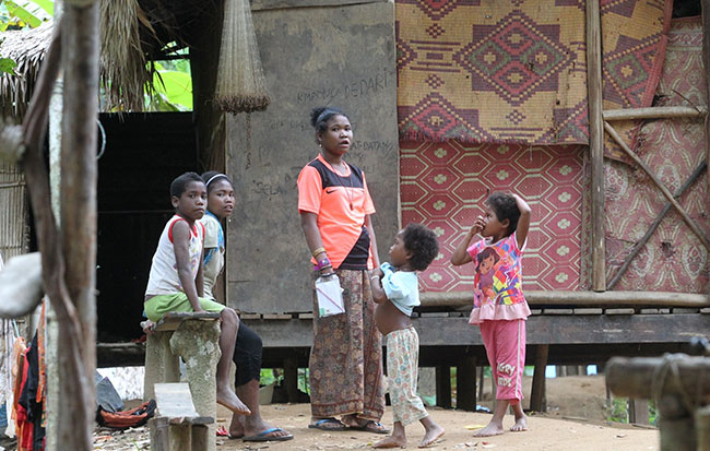 Kanak-kanak orang asli Batek di Taman Negara