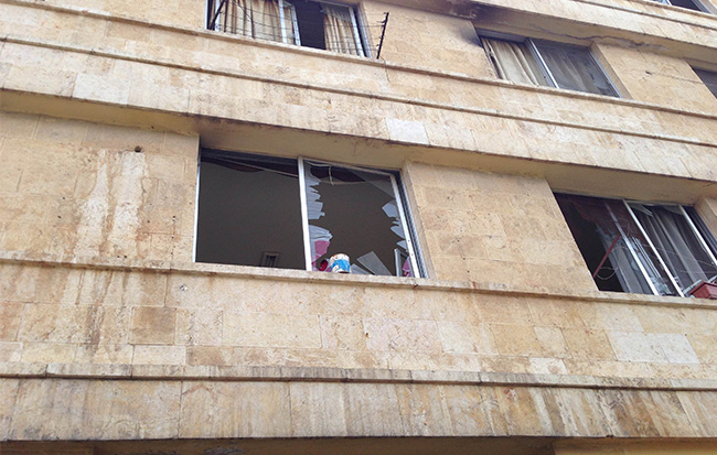 Tingkap pecah pada salah sebuah bangunan