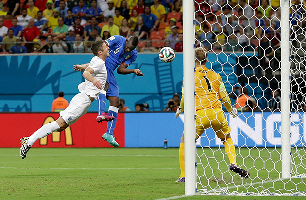 Super Mario Itali benam England 2-1