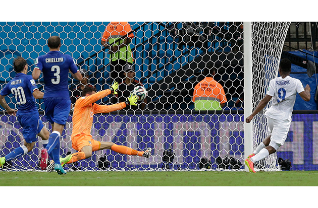 Super Mario Itali benam England 2-1