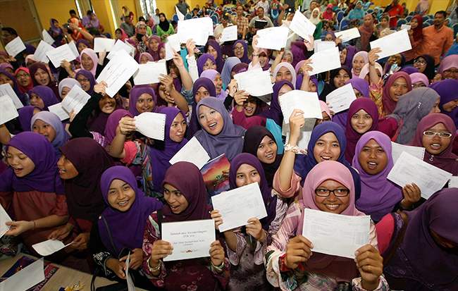Lepasan Sijil Pelajaran Malaysian merayakan keputusan cemerlang mereka. -- Foto Bernama
