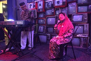 Mak Inom dan Pak Atan di Malam Yasmin