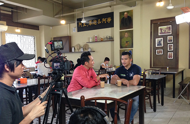 Bersama Aaron Aziz dalam Sembang Teh Tarik malam ini