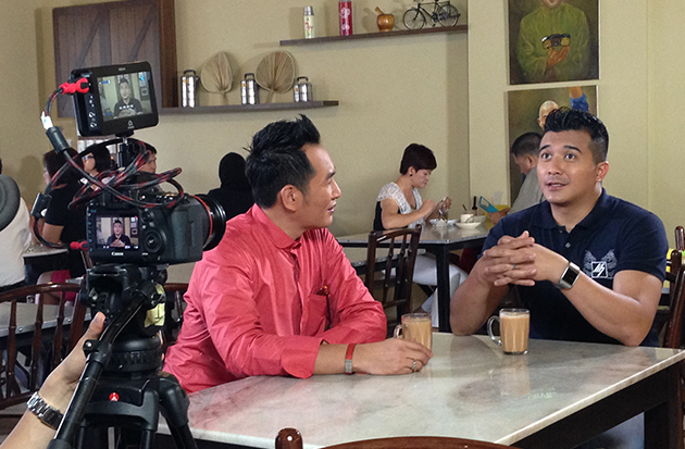 Bersama Aaron Aziz dalam Sembang Teh Tarik malam ini