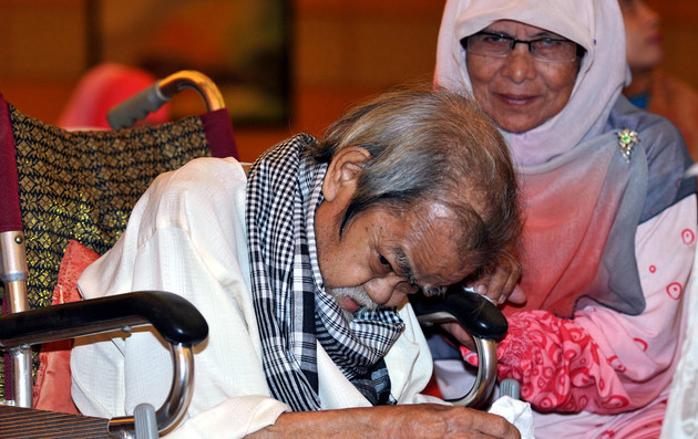 Bekas speaker Mini Parlimen, Abdul Jamal Muhammed atau lebih dikenali dengan Pak Cik Jamal bersama isteri Salamiah Serat pada 23 Februari 2014. -- fotoBERNAMA