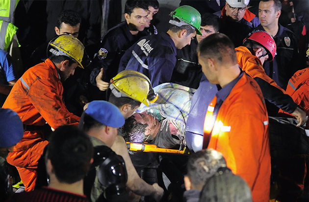 ara mayat pelombong yang berjaya dikeluarkan oleh pasukan penyelamat - Foto AFP
