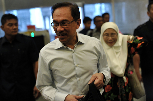 Sampai perkarangan mahkamah