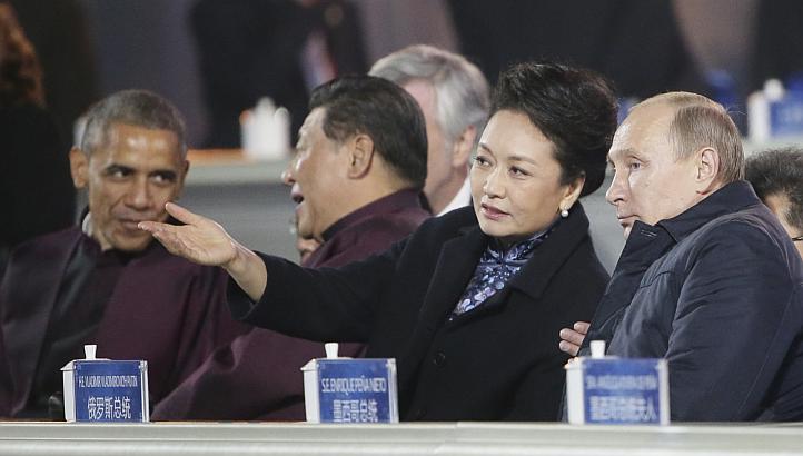 Mungkin kerana cuaca malam agak sejuk, wanita pertama China berkenaan memulakan perbualan dengan bercerita tentang situasi suhu ketika itu