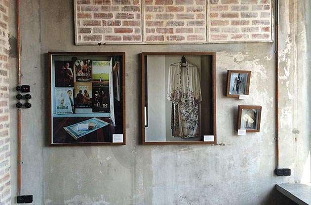 Foto yang memaparkan ruang solat dan kebaya kegemaran Yasmin Ahmad di Yasmin At Kong Heng. - Astro AWANI/Muzaffar Mustapa