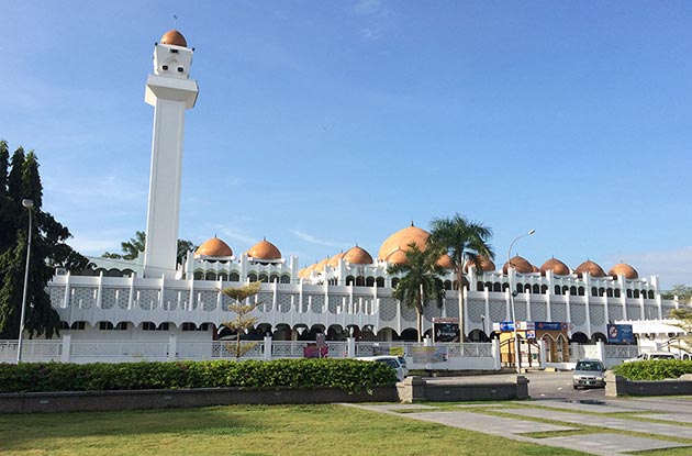 Dalam perjalanan ke Yasmin At Kong Heng, kita melalui Masjid Negeri Ipoh merupakan masjid yang menjadi lokasi penggambaran filem Muallaf. - Astro AWANI/Muzaffar Mustapa