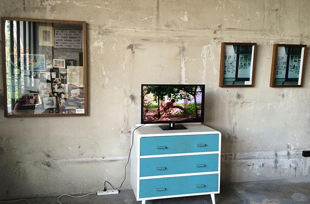 Menerusi kaca televisyen ini, pengunjung berpeluang untuk menonton iklan-iklan ternama karya Yasmin di Yasmin At Kong Heng. - Astro AWANI/Muzaffar Mustapa