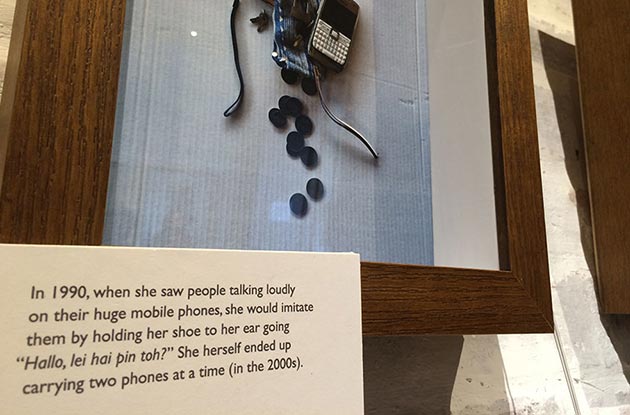 Tahukah anda yang pengarah Yasmin Ahmad membawa dua telefon bimbit bersamanya? - Astro AWANI/Muzaffar Mustapa