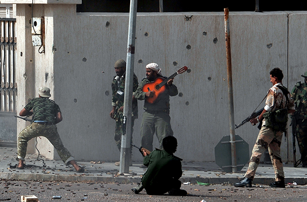 National Transitional Council fighters fire against Kadhafi's troops in Sirte, Libya, on October 10, 2011 (AFP Photo / Aris Messinis)