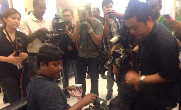 Petugas media ditumbuk ahli keluarga MH17