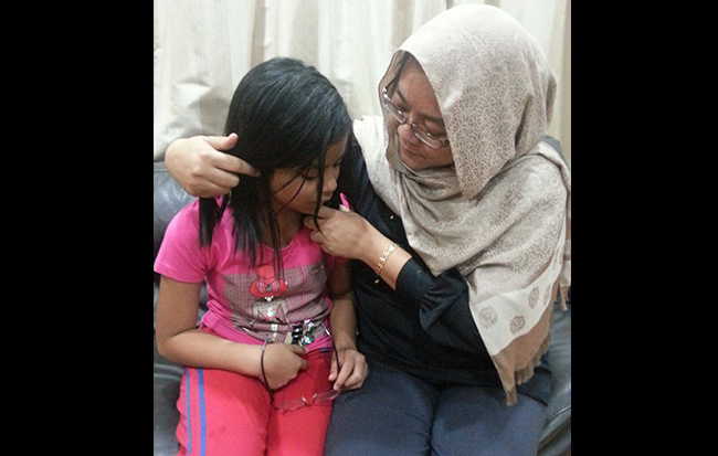 Sheila sedang memujuk anaknya, Alisya Sofea setelah dia mendapat tahu bahawa UPSR ditangguhkan
