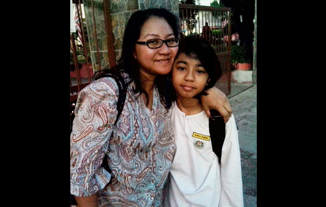 Suriati Karina (kiri) bersama anaknya Suria Zurina pada hari pertama UPSR pada hari Selasa
