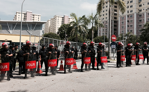 Kelihatan beberapa pegawai polis termasuk anggota-anggota Light Strike Force (LSF) sudah bersiap sedia di pintu masuk kompleks itu untuk menghadapi sebarang kemungkinan.